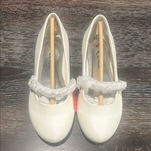 NWT -Girls’ 3.5 white dress shoes with pearl/rhinestone strap